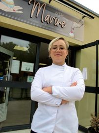 La jeune pâtissière a dû adapter sa gamme à  la campagne, avec des desserts classiques légèrement modernisés et des tarifs accessibles. 